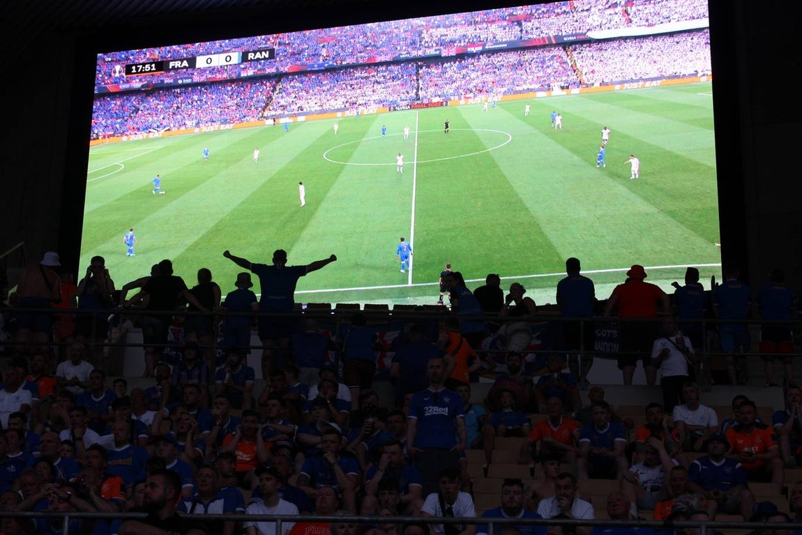 Los hinchas escoceses del Rangers sin entrada han visto el partido en el Estadio Olímpico. ROCÍO RUZ