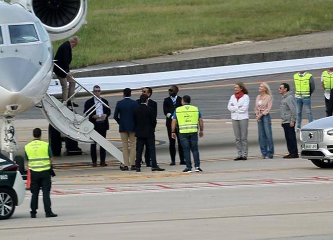 Reencuentro en Vigo. No ha pasado mucho tiempo desde la última vez que la infanta Elena vio a su padre. De hecho, a mediados del pasado mes de abril ella y su hermana Cristina acudieron junto con sus hijos a visitar Juan Carlos a Abu Dabi
