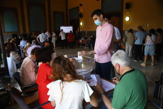 Las elecciones a rector en la Universidad de Córdoba, en imágenes