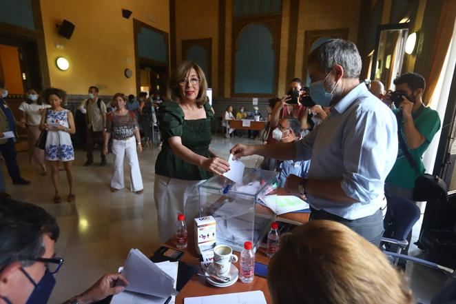 Las elecciones a rector en la Universidad de Córdoba, en imágenes