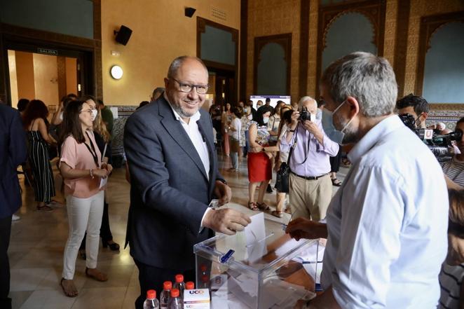 Las elecciones a rector en la Universidad de Córdoba, en imágenes