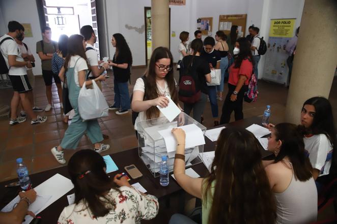 Las elecciones a rector en la Universidad de Córdoba, en imágenes