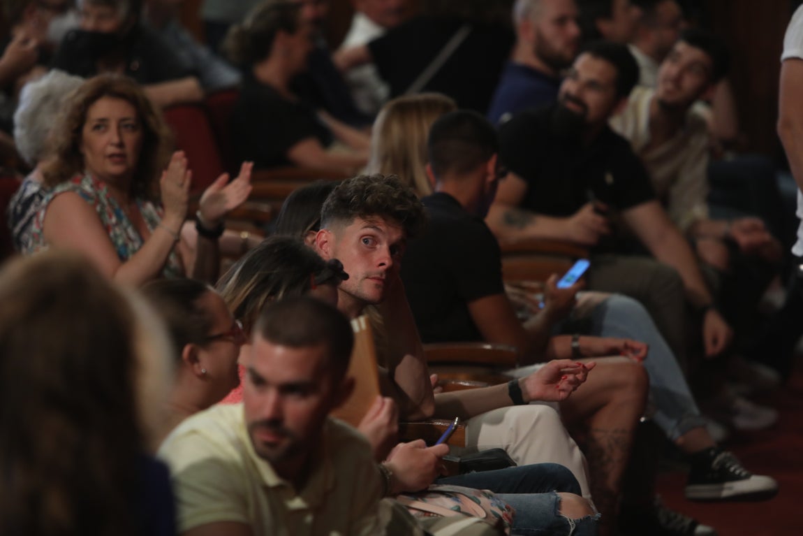 Fotos: Búscate en el Falla. Iván Alejo entre el público de la cuarta sesión del COAC 2022