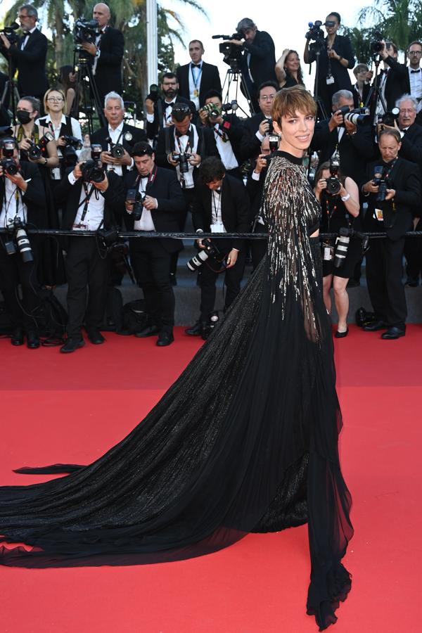 Rebecca Hall - Festival de Cannes 2022. Hizo de Gucci su elección con un sensual vestido negro con una amplia falda satinada y mangas capa con paillettes plateados bordados.