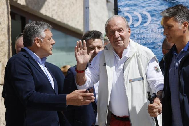 Don Juan Carlos I ha sido recibido por el alcalde de Sangenjo, Telmo Martín