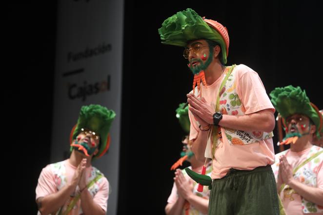 Fotos: Chirigota Los del triángulo de las verduras en el COAC 2022. Carnaval de Cádiz