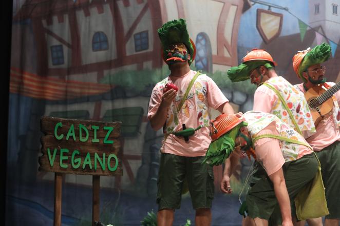 Fotos: Chirigota Los del triángulo de las verduras en el COAC 2022. Carnaval de Cádiz