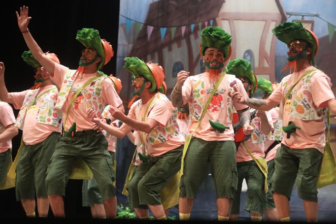 Fotos: Chirigota Los del triángulo de las verduras en el COAC 2022. Carnaval de Cádiz