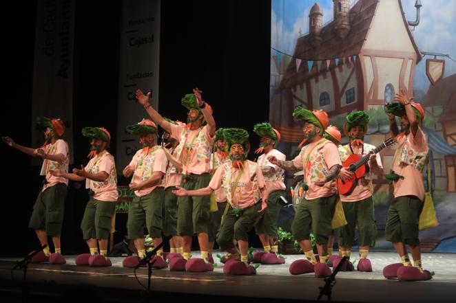 Fotos: Chirigota Los del triángulo de las verduras en el COAC 2022. Carnaval de Cádiz