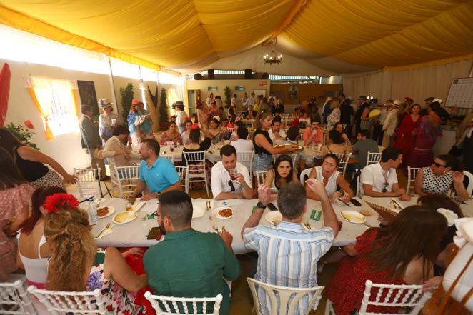 En imágenes, el ambiente de las casetas el primer sábado de la Feria de Córdoba