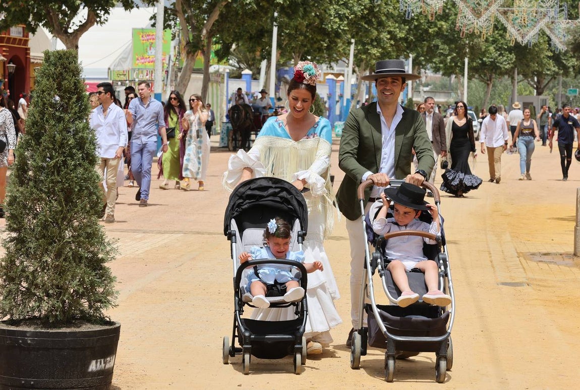 El ambiente en El Arenal del sábado de Feria de Córdoba, en imágenes