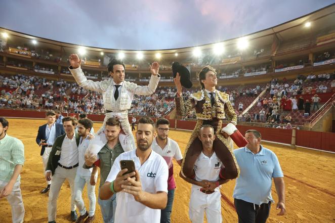 Toros en Córdoba | Roca Rey corta tres orejas y Lagartijo dos en el toro de su alternativa