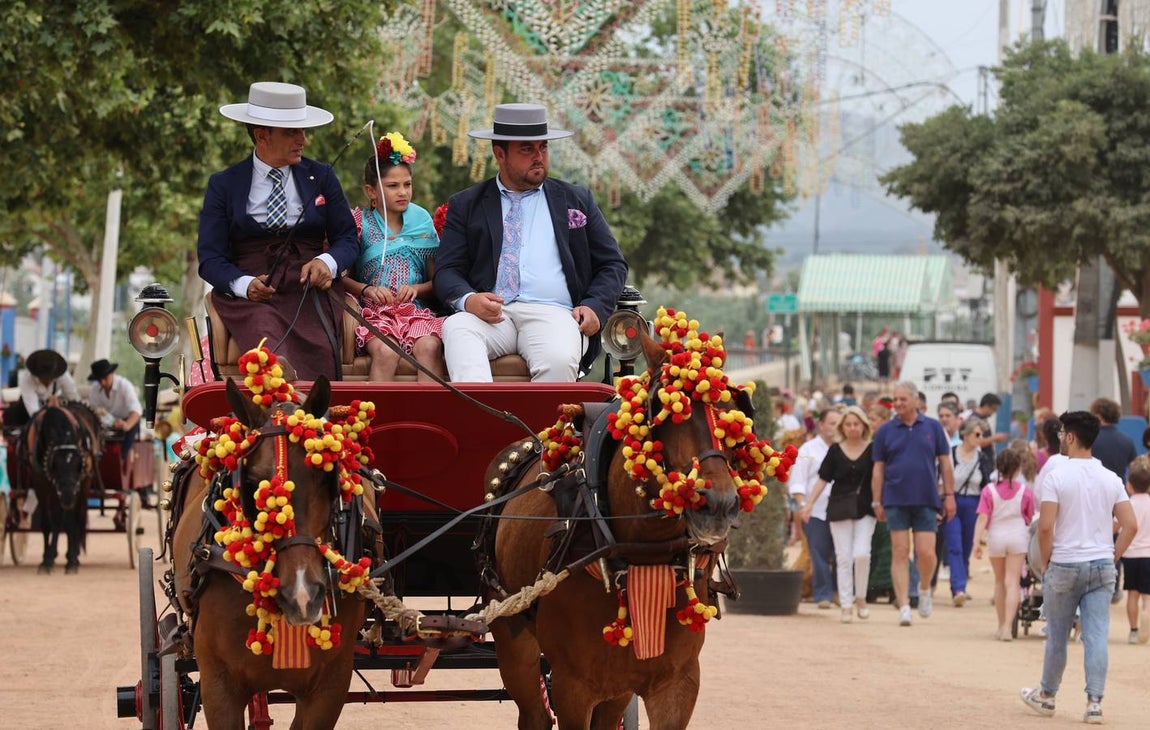 El familiar ambiente del domingo de Feria de Córdoba, en imágenes