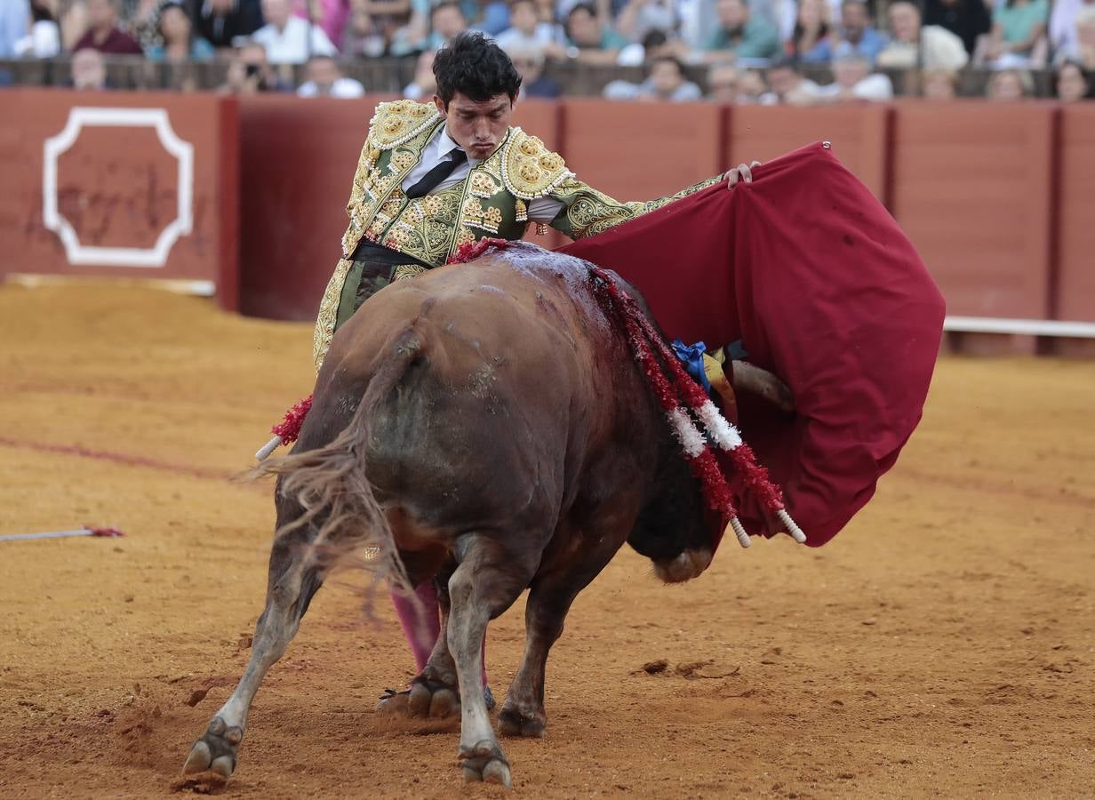 En imágenes, Isaac Fonseca impacta en su debut en Sevilla