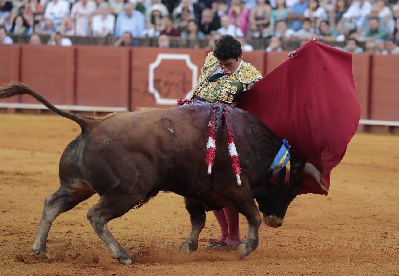 En imágenes, Isaac Fonseca impacta en su debut en Sevilla