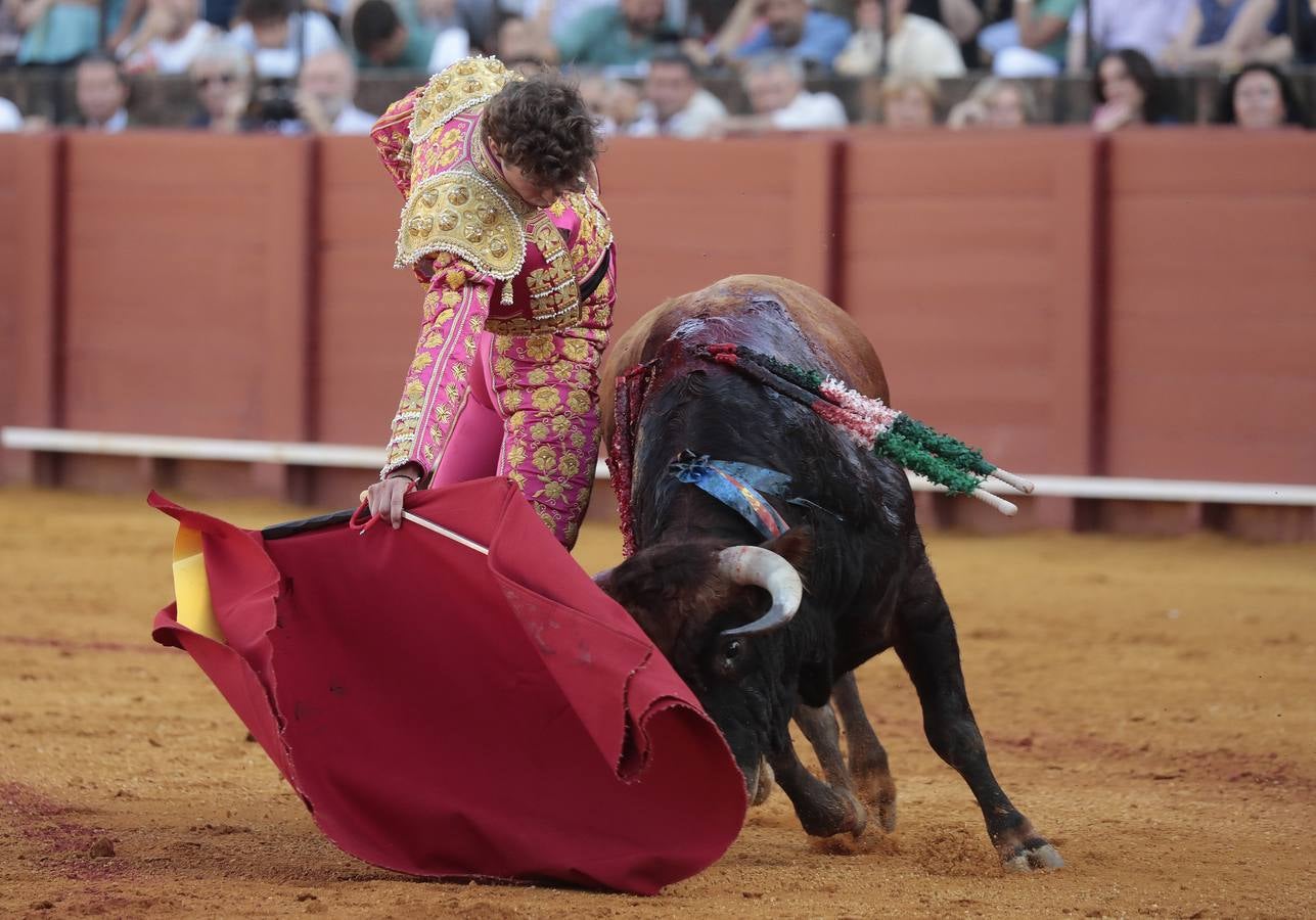 En imágenes, Isaac Fonseca impacta en su debut en Sevilla