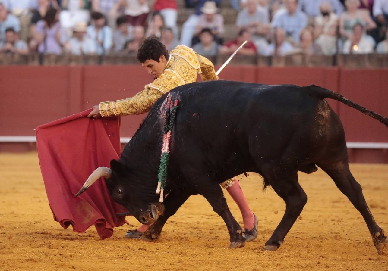 En imágenes, Isaac Fonseca impacta en su debut en Sevilla