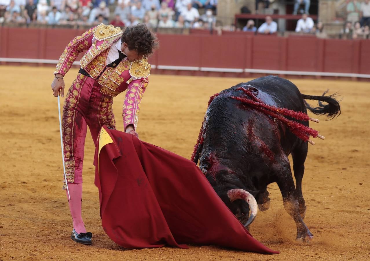 En imágenes, Isaac Fonseca impacta en su debut en Sevilla