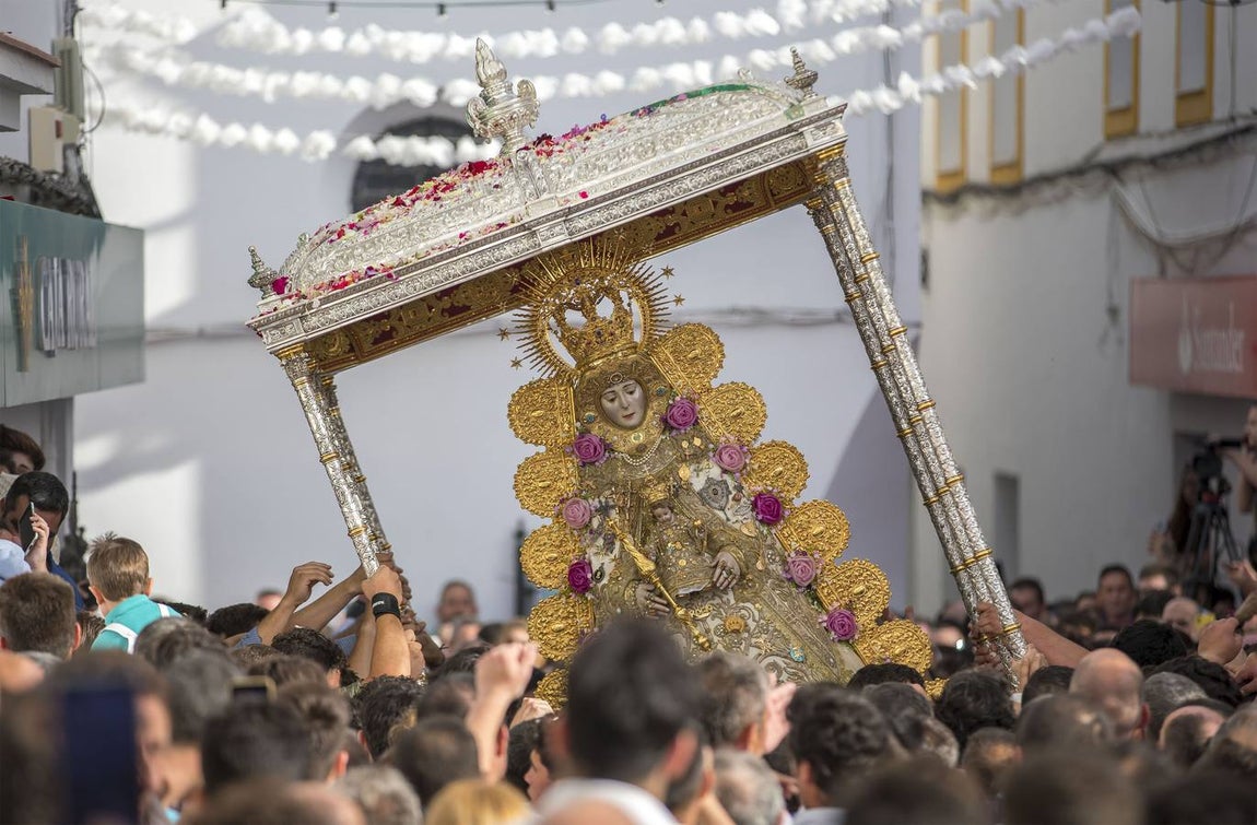 La Reina de Almonte vuelve a la calle, en imágenes