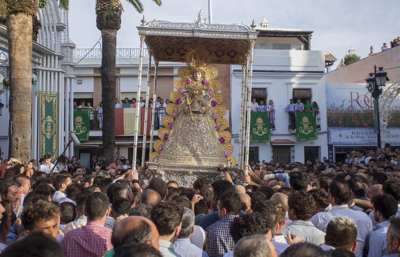 La Reina de Almonte vuelve a la calle, en imágenes