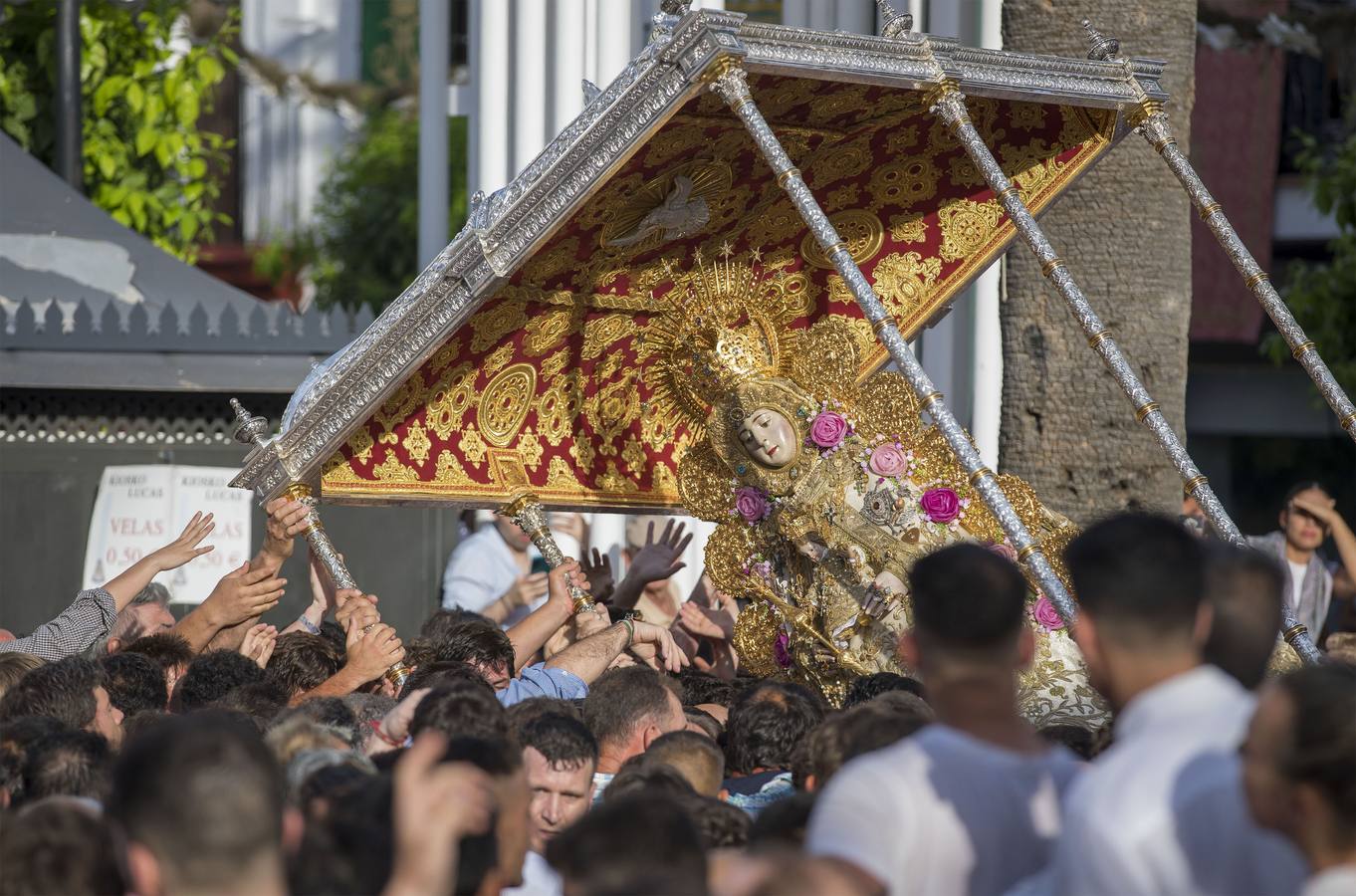 La Reina de Almonte vuelve a la calle, en imágenes