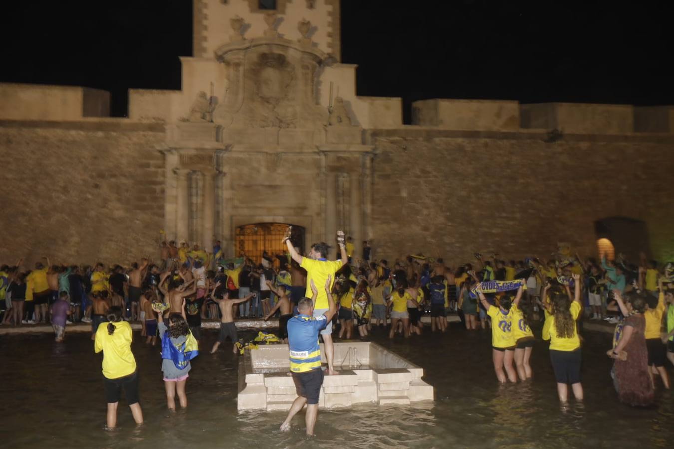 GALERIA: Fotos de la celebración de la afición cadista por la permanencia del Cádiz CF