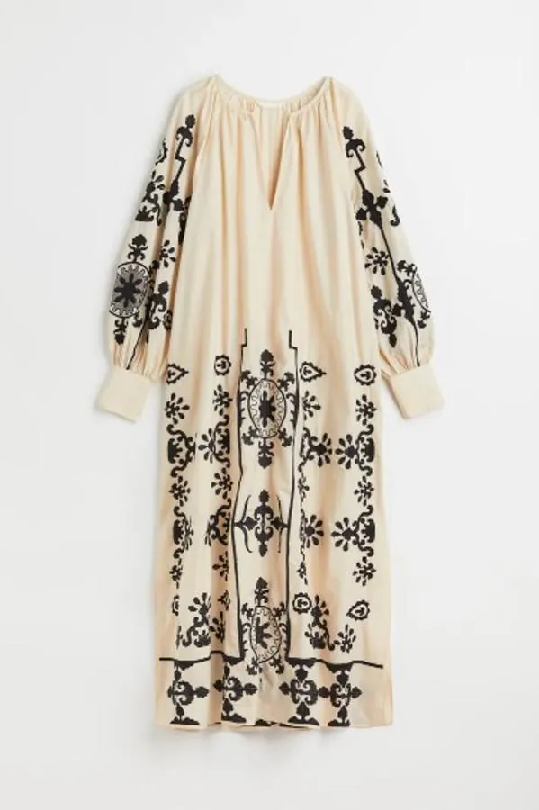 H&amp;M - Vestidos veraniegos fresquitos para todas. Vestido bordado de algodón con mangas abullonadas y bordados con motivos árabes y cuello mao. Precio: 49,90 €.
