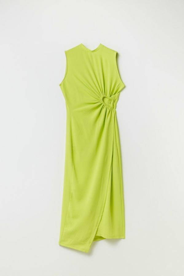 Sfera - Vestidos veraniegos fresquitos para todas. Vestido asimétrico amarillo limón con corte 'cut out' en el costado y un fruncido lateral. Precio: 25,99€.
