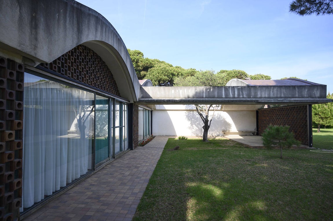 La Casa Gomis, oasis para la creación y refugio vanguardista