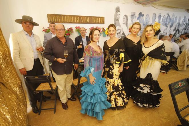 Feria de Córdoba 2022 | El elegante ambiente en las casetas del lunes, en imágenes