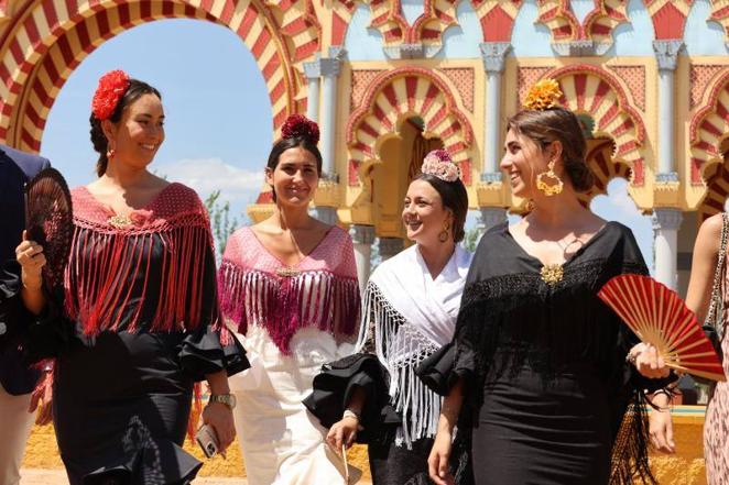 El relajado ambiente en el recinto ferial del lunes de la Feria de Córdoba, en imágenes