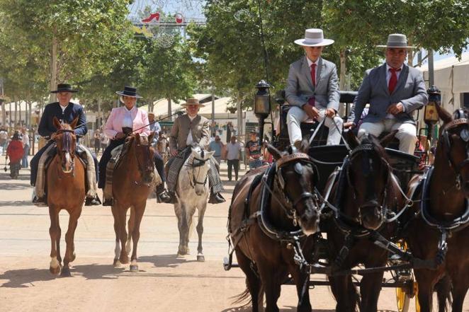 El relajado ambiente en el recinto ferial del lunes de la Feria de Córdoba, en imágenes