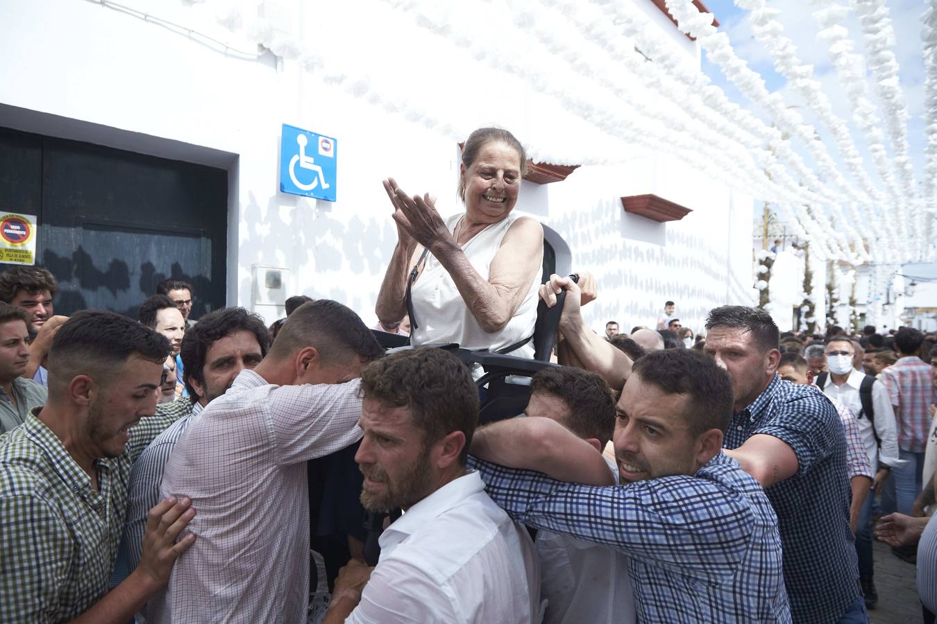 La Reina de Almonte vuelve a la calle, en imágenes