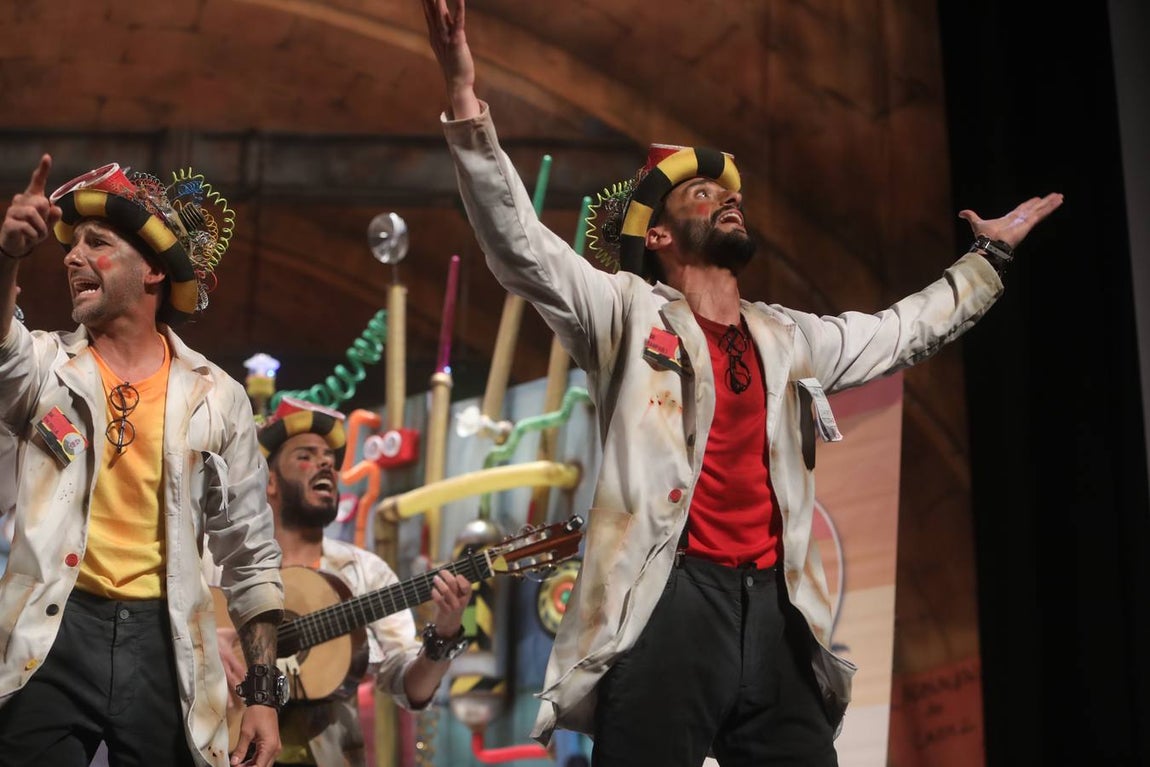 Fotos: Comparsa &#039;¿Me meto o no me meto?&#039; en el COAC 2022. Carnaval de Cádiz