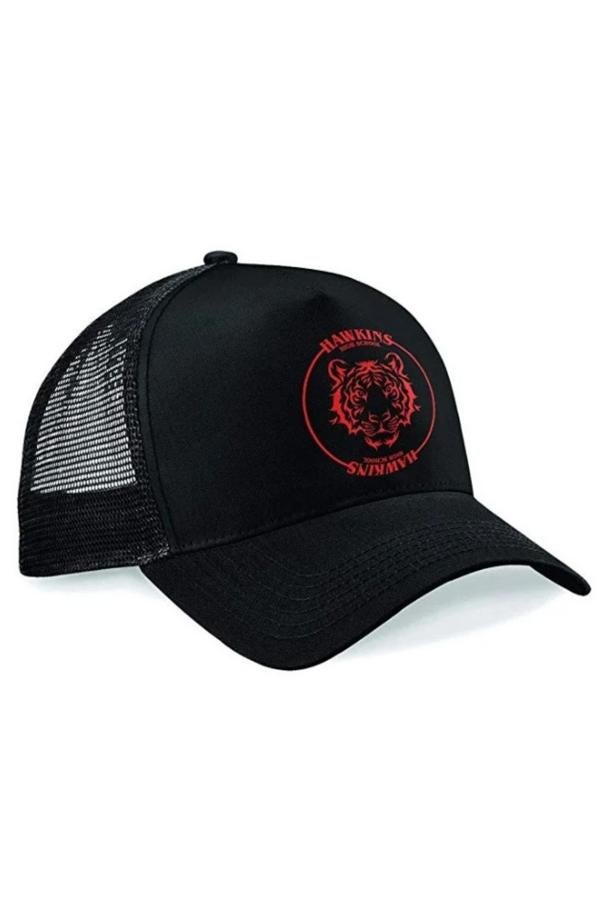 Amazon Fashion - Prendas inspiradas en Stranger Things. Gorra negra inspirada en el colegio de Hwkins, de Amazon Fashion. Precio: C.P.V.