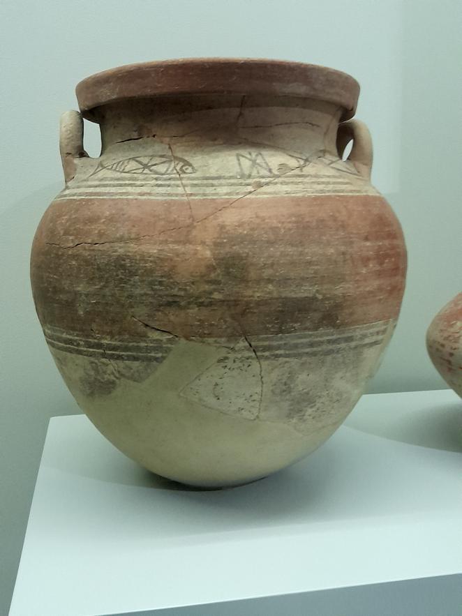 Vaso con decoración de peces. Hallado en la necrópolis de Marshan (Tánger), este vaso de cerámica del siglo V a.C. está decorado en la parte superior del cuerpo con peces estilizados separados entre sí por dos triángulos en forma de mariposa. Forma parte de la colección del Musée la Kasbah des Cultures Mediterranéennes, de Tánger