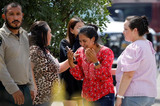 Imágenes de los familiares tras el tiroteo en la escuela de primaria en Uvalde, Texas. 