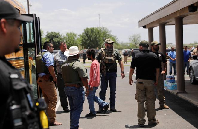 Imágenes tras el tiroteo en la escuela de primaria en Uvalde. 