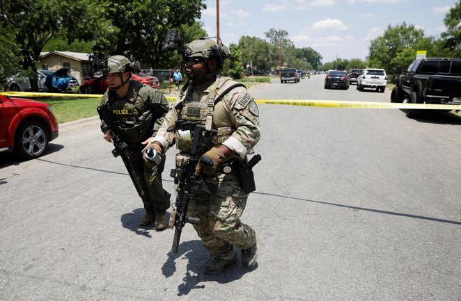 La Policía acude al tiroteo de la escuela de primaria en Uvalde, Texas. 