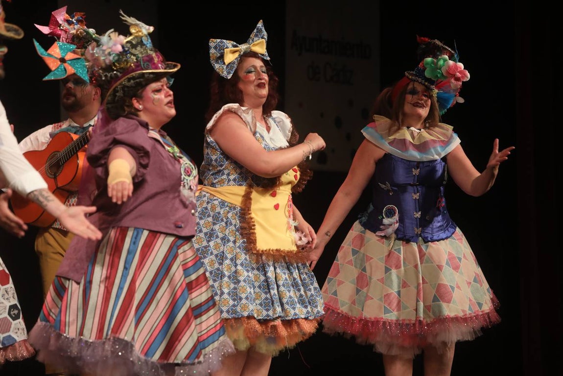 Fotos: Comparsa &#039;Bendita locura&#039; en el COAC 2022. Carnaval de Cádiz