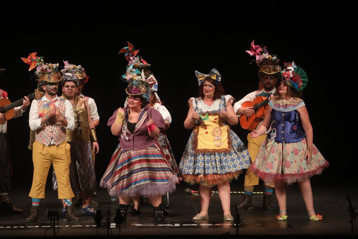 Fotos: Comparsa &#039;Bendita locura&#039; en el COAC 2022. Carnaval de Cádiz