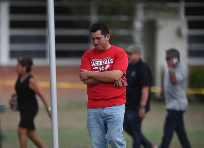 Un hombre angustiado pasea por la Escuela Primaria Robb después de la matanza. 