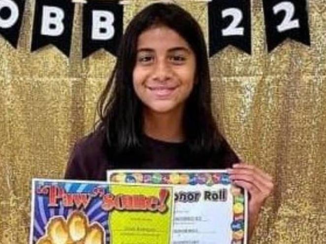 Mayte Yuleana Rodríguez (10 años). «Estamos muy entristecidos por la pérdida de esta dulce e inteligente niña», afirmaban sus padres. En la foto posa con el certificado que la reconoció ese mismo día como una de las mejores estudiantes del curso.