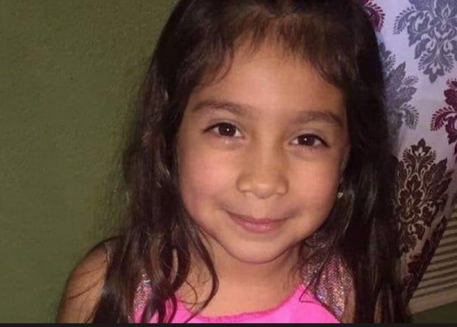 Navaeh Bravo (10 años). Fue su prima quien confirmó su muerte en las redes sociales, donde dio las gracias por colaborar en su búsqueda y le mandó un mensaje de despedida. «Gracias a todos por vuestras oraciones. ¡Han encontrado a Nevaeh! Ahora está volando entre ángeles. ¡Te queremos mucho, princesa! Os pedimos a todos que mantengáis a sus padres y a su familia en sus rezos».