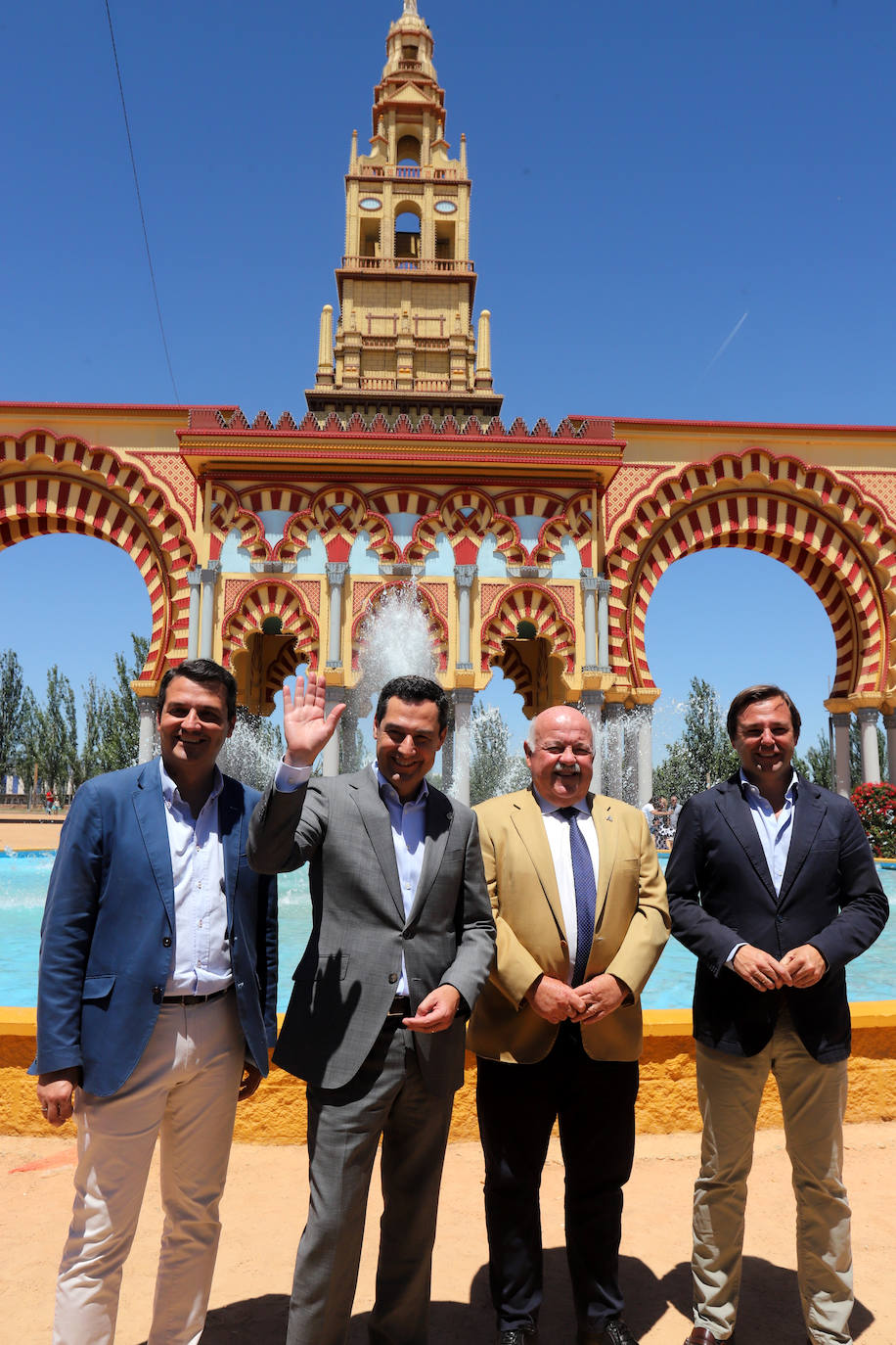 La visita del presidente de la Junta a la Feria, en imágenes