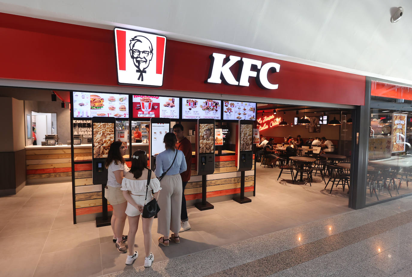 La inauguración del KFC en El Arcángel de Córdoba, en imágenes