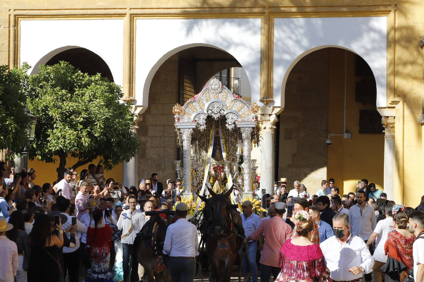 La belleza de la salida de la Hermandad del Rocío de Córdoba, en imágenes