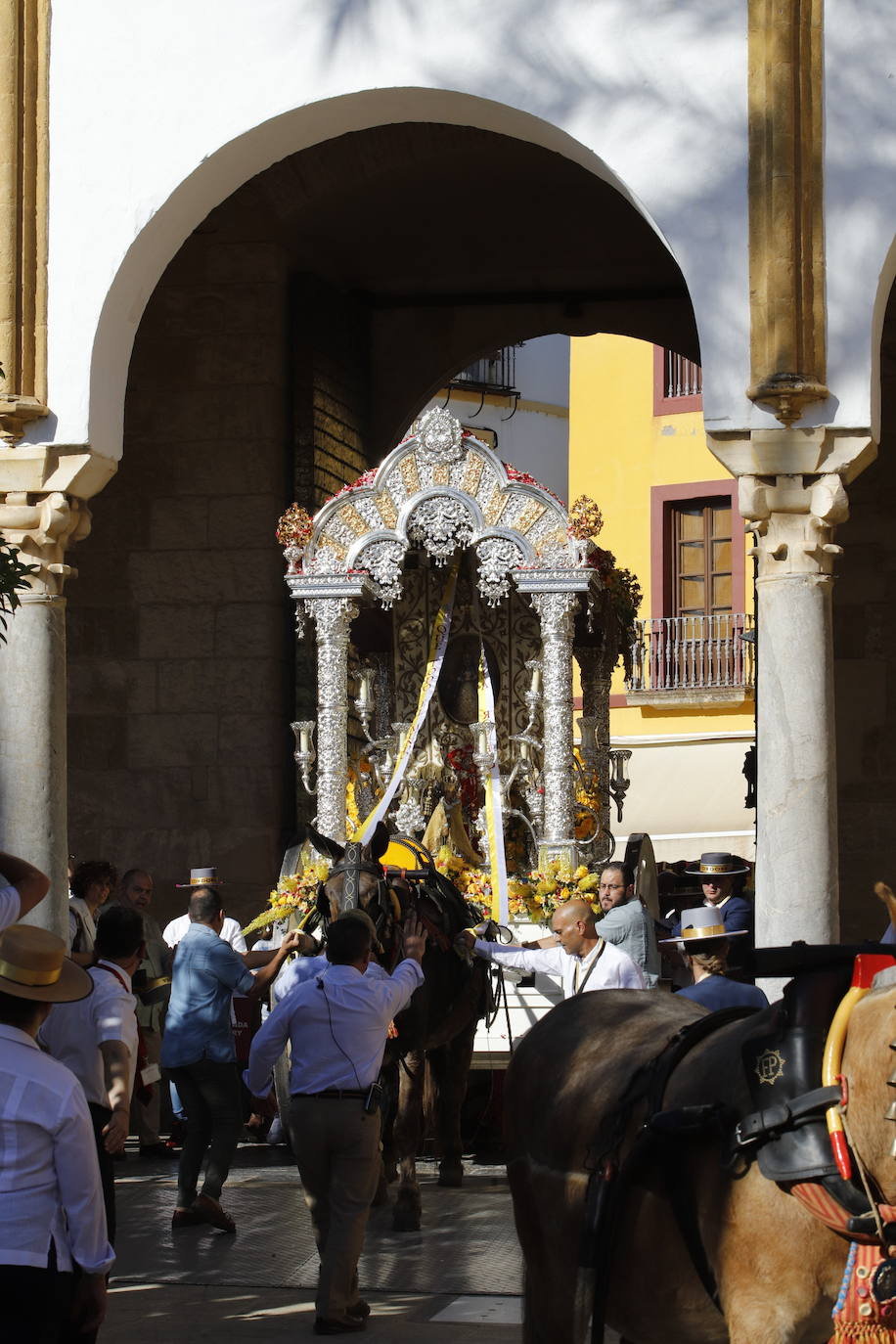 La belleza de la salida de la Hermandad del Rocío de Córdoba, en imágenes