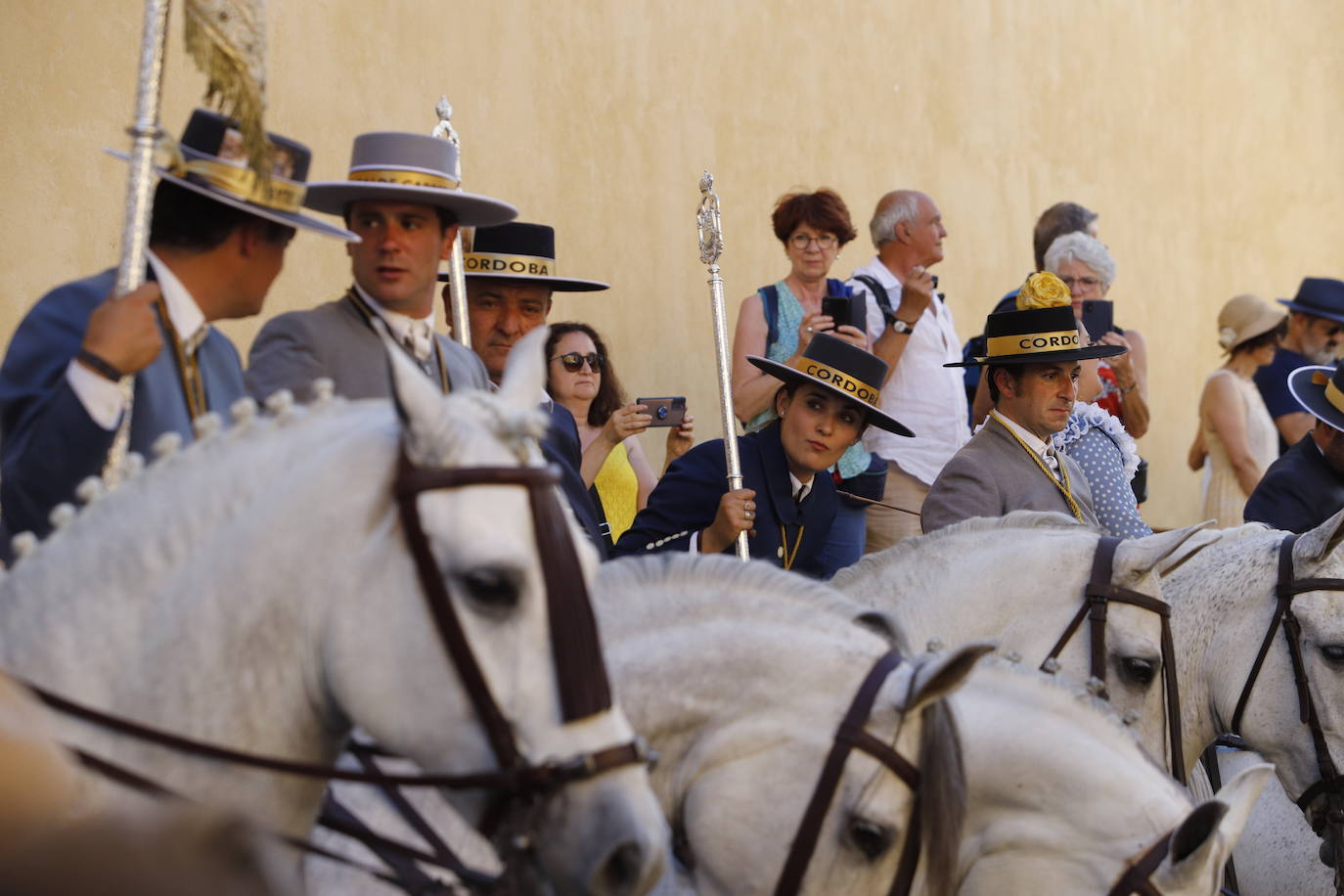 La belleza de la salida de la Hermandad del Rocío de Córdoba, en imágenes