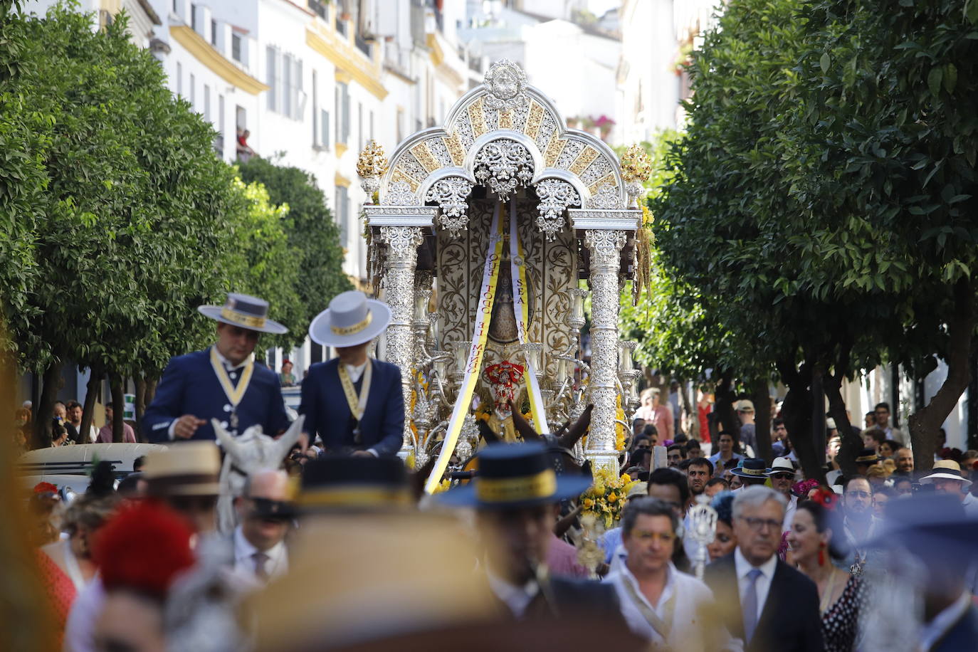 La belleza de la salida de la Hermandad del Rocío de Córdoba, en imágenes